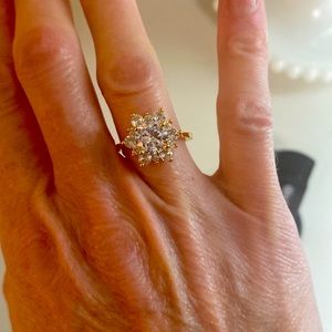 Gold snowflake sparkle ring. Women’s size 6.5. Like new. Beautiful.